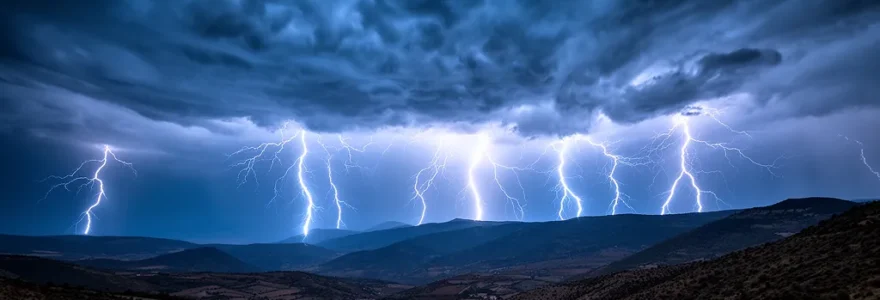 Tormenta eléctrica con rayos iluminando cielo nocturno sobre montañas españolas